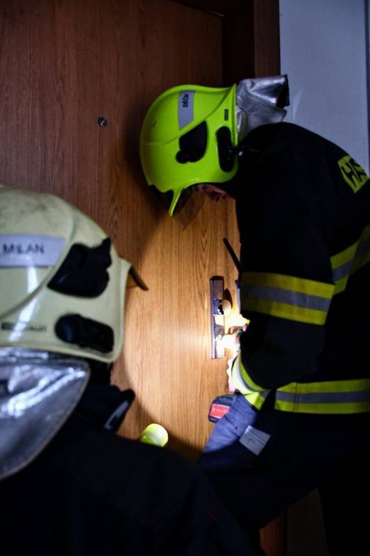 Hasiči zasahovali v Děčíně u zakouřeného panelového domu.