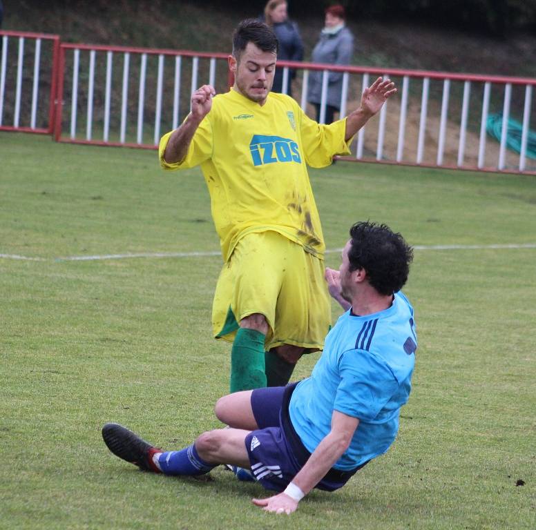 DOBRÝ START. Fotbalisté Modré (modré dresy) doma udolali Žatec 3:2.