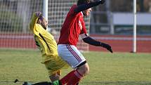 JASNÁ ZÁLEŽITOST. Fotbalisté Rumburka (ve žlutém) porazili doma Bohušovice 7:0.