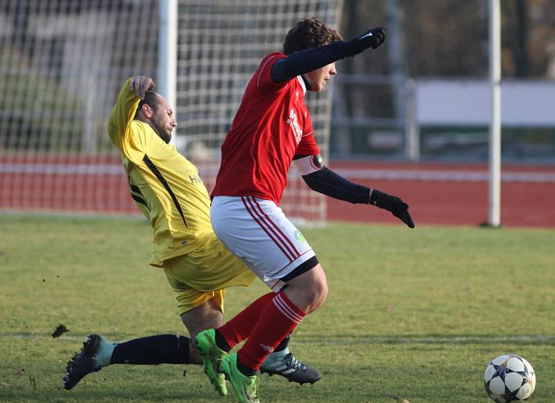 JASNÁ ZÁLEŽITOST. Fotbalisté Rumburka (ve žlutém) porazili doma Bohušovice 7:0.