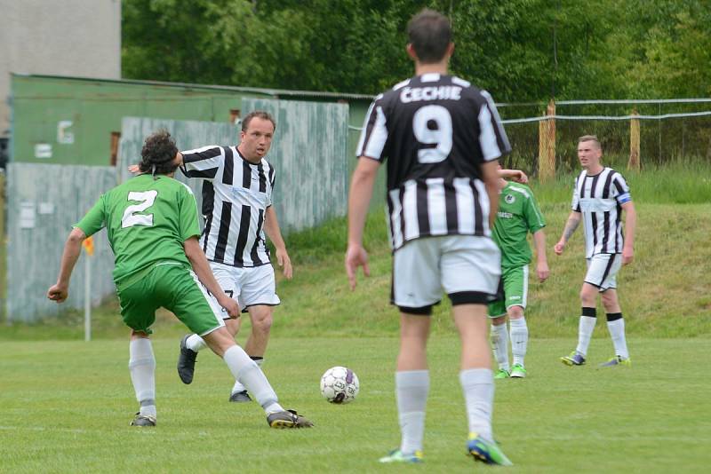 HORNÍ PODLUŽÍ (pruhované dresy) doma porazilo Heřmanov 5:1.