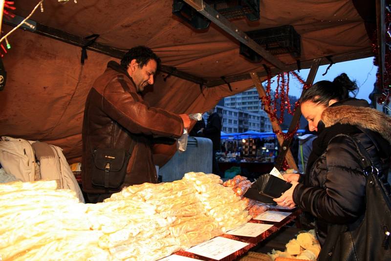 První advent zahájily trhy na Masarykově náměstí.