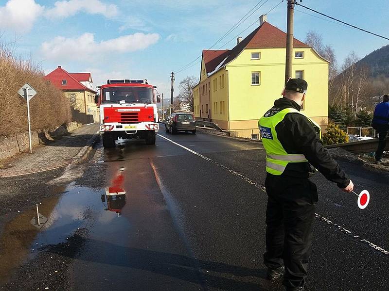 Automobil jednotky z Jílového ale zapadl do bláta a na pomoc museli přispěchat kolegové z Děčína