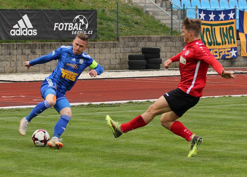 REMÍZA. Fotbalisté Varnsdorfu (v modrém) doma remizovali s Chrudimí 2:2.