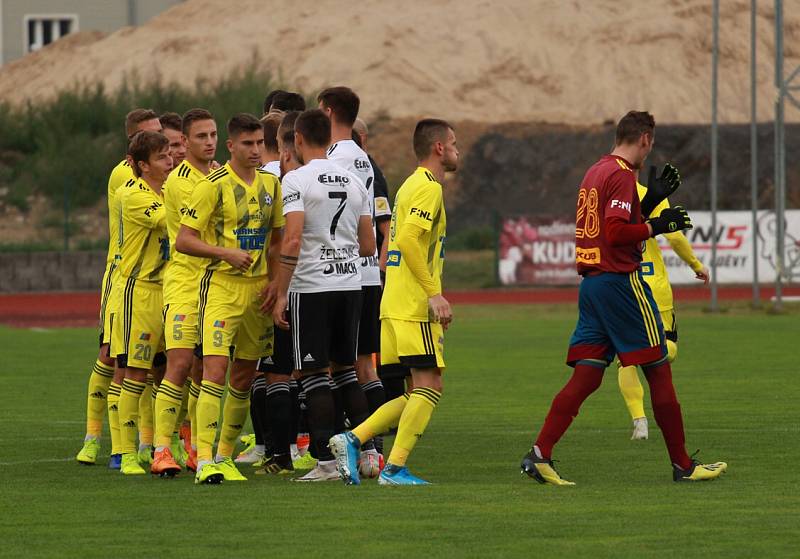 VELKÁ ŠKODA. Fotbalisté Varnsdorfu (ve žlutém) po dobrém výkonu prohráli se Zlínem 1:2.