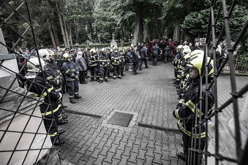 V Rumburku se rozloučili s hasičem a záchranářem, který zemřel při dopravní nehodě.