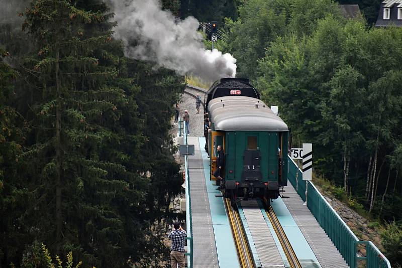 Parní vlak slavnostně zahájil provoz na novém Vilémovském viaduktu.