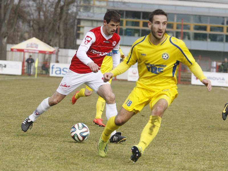 VÍTĚZSTVÍ. Varnsdorf (ve žlutém) vyhrál v Pardubicích 1:0.