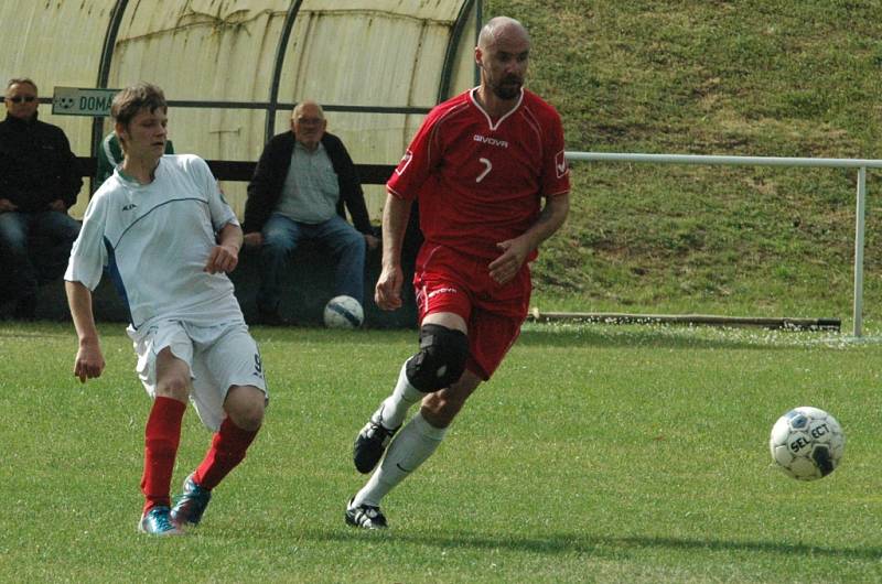 HEŘMANOV (červené dresy) doma porazil Benešov 3:0.