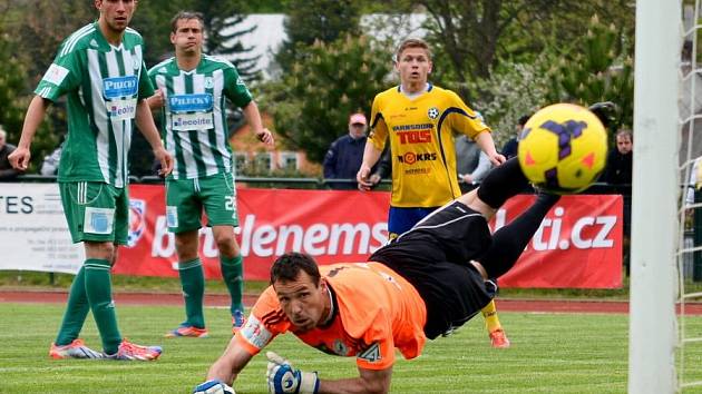 PŘEKVAPENÍ se zrodilo v Kotlině. Varnsdorf (ve žlutém) prohrál 2:3 s posledním celkem Bohemians Praha.