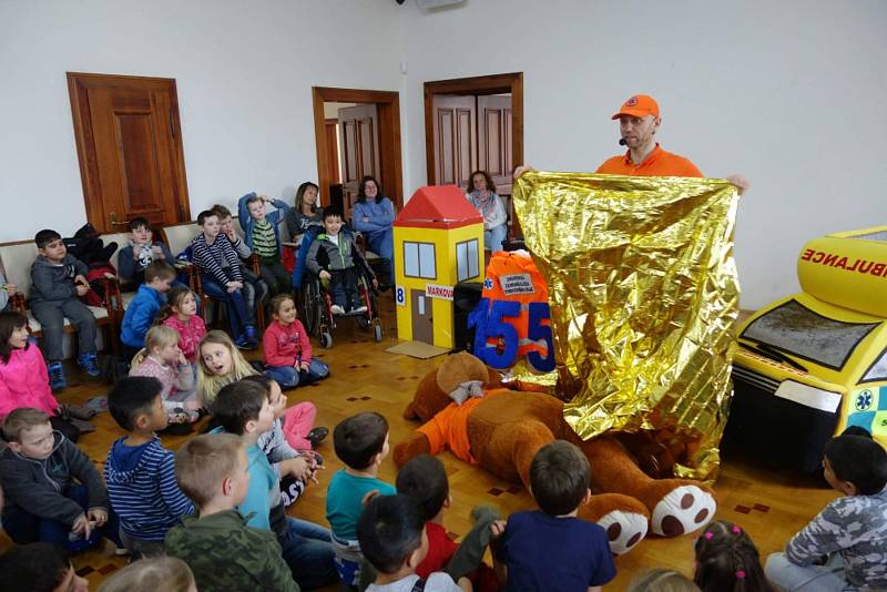 Děti na zámku ve Šluknově si vyzkoušely první pomoc.