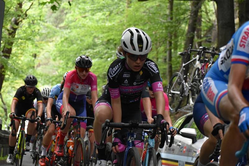 Tour de Feminin - II. etapa. Cyklistky na 30 kilometru při stoupání z Hřenska do Janova.