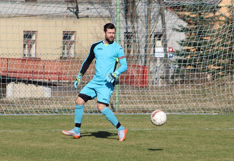 DOMA ZTRATILY Verneřice (v černém), které podlehly 0:1 Markvarticím.