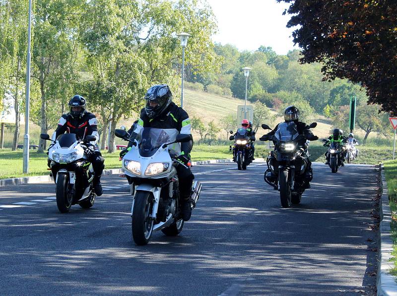 V sobotu se nejen na Mostecku uskutečnila spanilá jízda motorkářů UniRiders, která finančně pomohla třem těžce nemocným dětem.