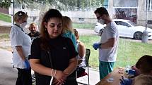 Ústecký kraj začal s očkováním v sociálně vyloučených lokalitách, jako první přišlo na řadu sídliště Mojžíř v Ústí nad Labem.