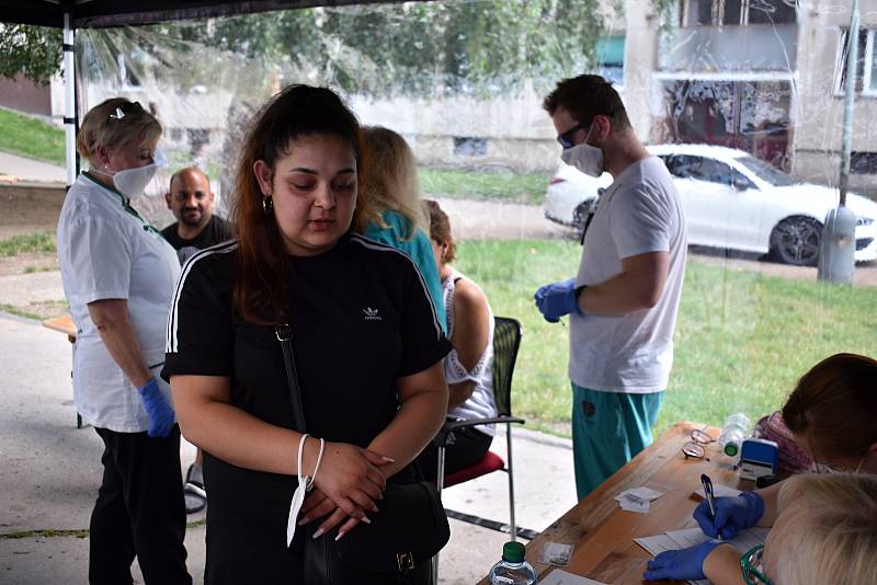 Ústecký kraj začal s očkováním v sociálně vyloučených lokalitách, jako první přišlo na řadu sídliště Mojžíř v Ústí nad Labem.