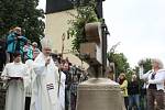 Merboltická zvonice má nové zvony, žehnal jim biskup Jan Baxant.