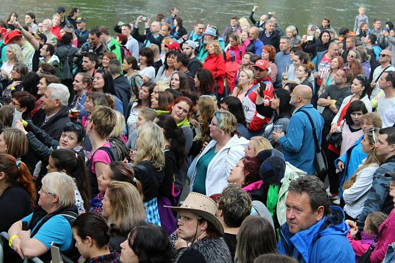 V sobotu při Labefestu diváky neodradil ani prudký dešť. Na pódiu pod děčínským zámkem vystoupil například Janek Ledecký, Jaroslav Uhlíř, Michal Hrůza nebo Rybičky 48.