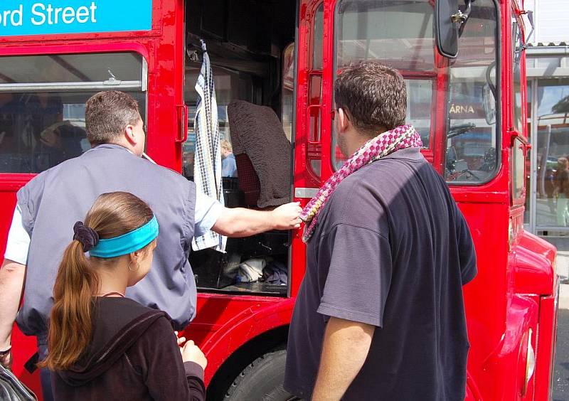 Historický patrový autobus brázdí ulice Děčína