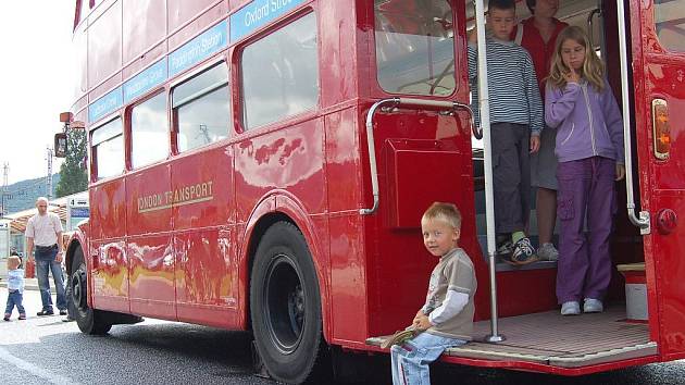 Historický patrový autobus brázdí ulice Děčína