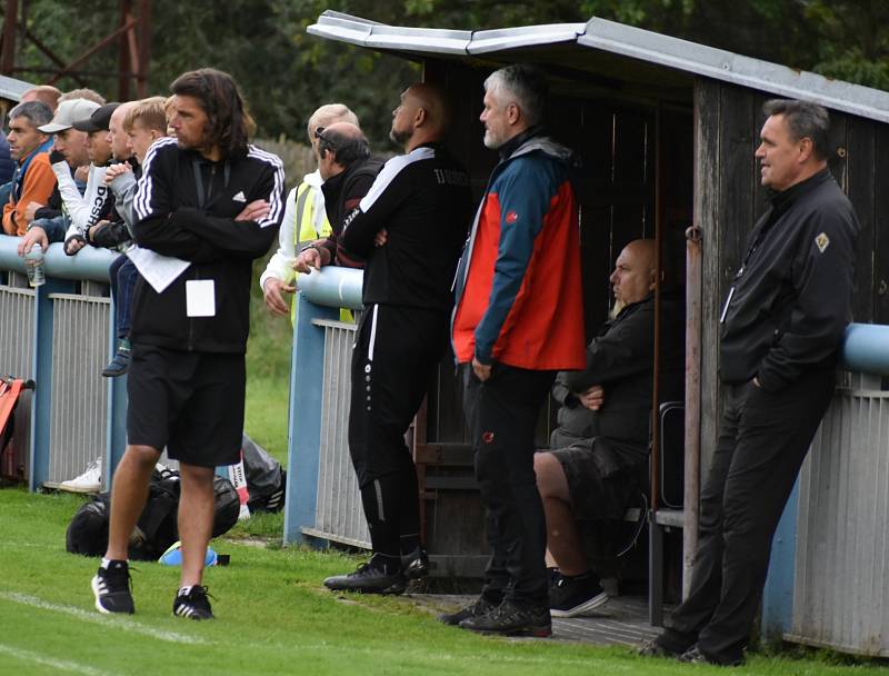 Fotbalisté Jílové (modré dresy) doma nestačili na Oldřichov, když prohráli 2:3.