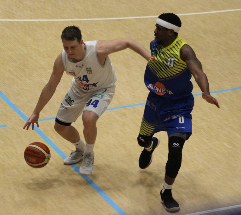 PRVNÍ POHÁROVÉ DERBY. Basketbalisté Děčína doma hráli proti Ústí nad Labem.