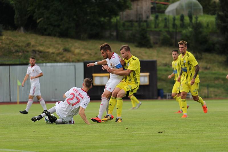 REMÍZA. Fotbalisté Varnsdorf (ve žlutých dresech) doma remizovali s Třincem 2:2.