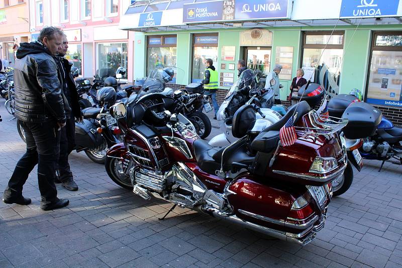 V sobotu se nejen na Mostecku uskutečnila spanilá jízda motorkářů UniRiders, která finančně pomohla třem těžce nemocným dětem.