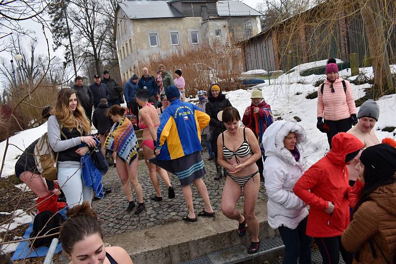 Otužilci se v Krásné Lípě ponořili do díry vysekané v ledu.