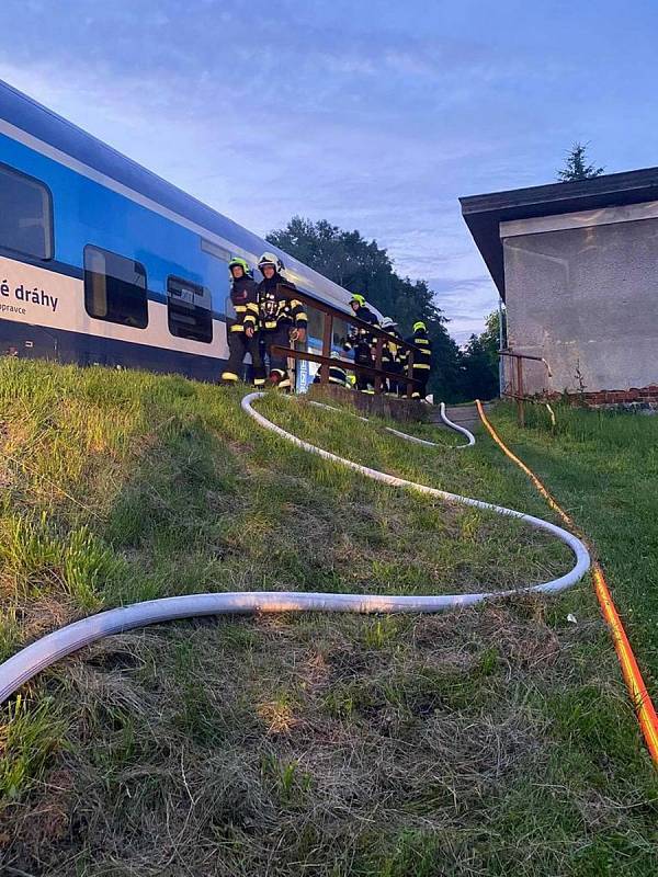 V Dolních Habarticích hořel vlak. Hasiči evakuovali 17 cestujících