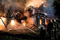 Požár se snažilo zkrotit pět hasičských jednotek. Plameny ale dům zničily.