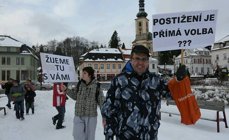 V Krásné Lípě "vítali" prezidenta protestující hendikepovaní lidé.