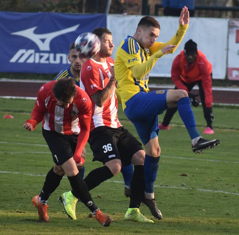 Fotbalisté Varnsdorfu (žlutomodré dresy) doma prohráli 1:3 se Žižkovem.