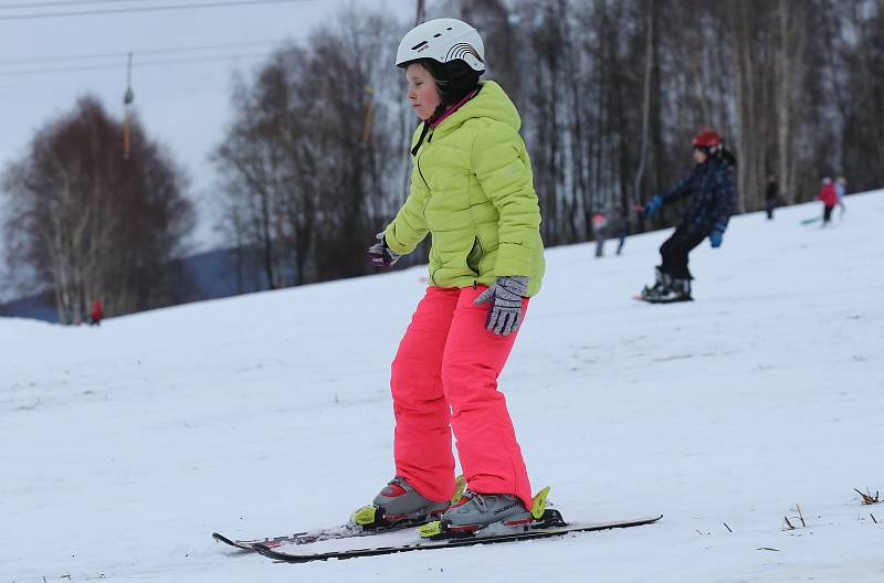 V Horním Podluží na Děčínsku se na sjezdovce objevili první lyžaři. Provozovatel spustil lyžařské vleky a začal zasněžovat.