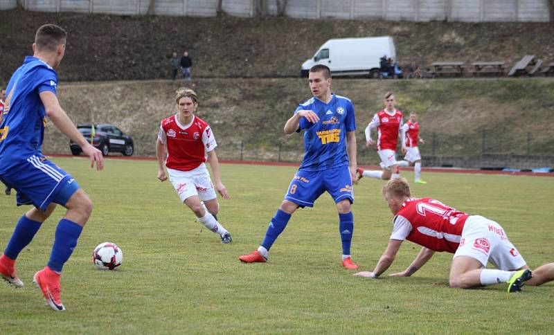 FOTBALOVÉ JARO ZAČALO. Varnsdorf (v modrém) doma přivítal Pardubice.