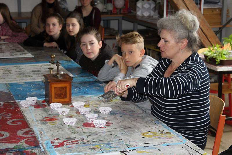 Studenti zdrávky učili gymnazisty první pomoc.