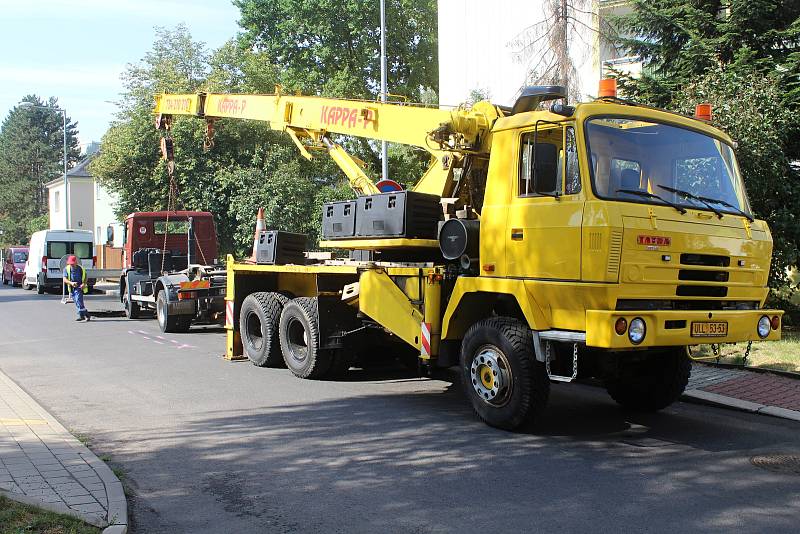 V Růžové ulici v Děčíně se propadlo silnicí nákladní auto.