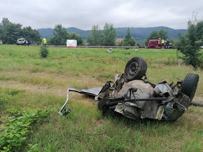 Nehoda uzavřela Ústeckou ulici v Děčíně. Jeden člověk zemřel, další jsou zranění.