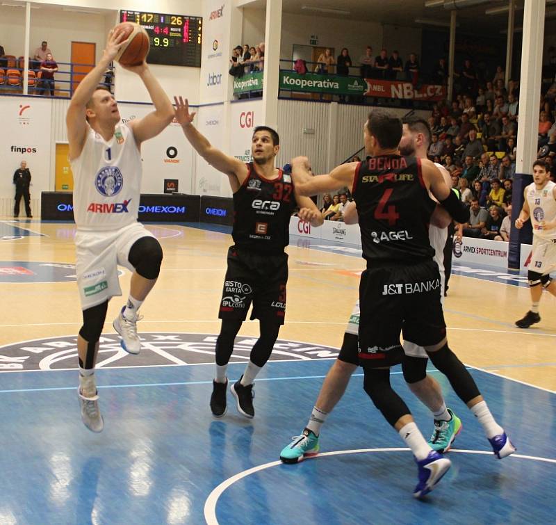 DĚČÍNŠTÍ BASKETBALISTÉ doma nestačili na mistrovský Nymburk.