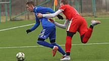 PRVNÍ VÝHRA V PŘÍPRAVĚ. Varnsdorf (v modrém) vyhrál v Brozanech 3:0.