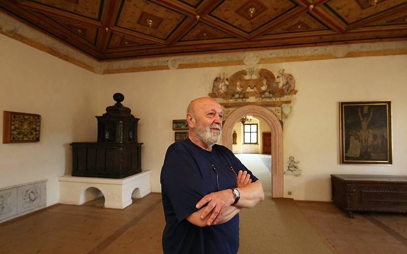 Interiéry horního zámku v Benešově nad Ploučnicí představil Kastelán Zdeněk Henig.