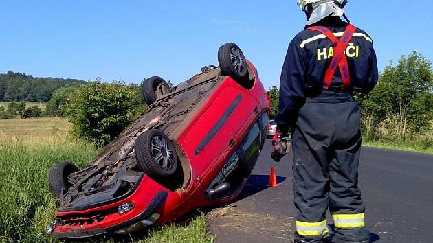 ŘIDIČKA obrátila auto na střechu  na rovném úseku.