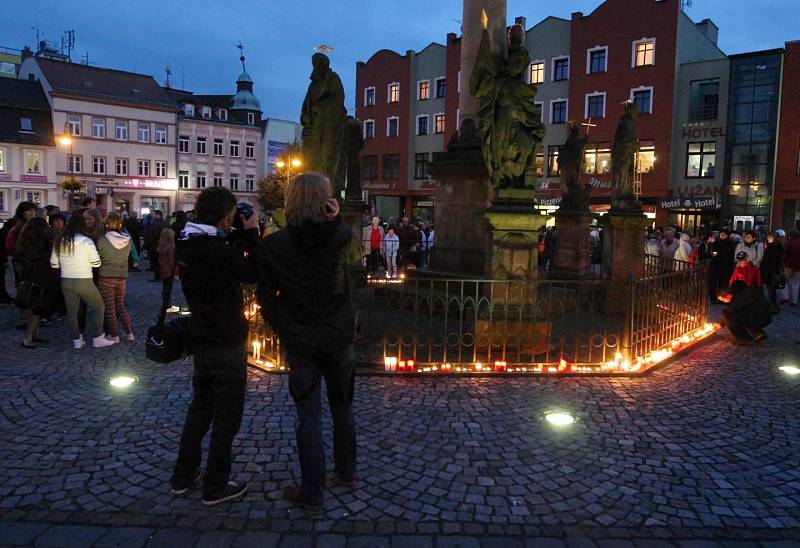 Pálení svíček na rumburském náměstí přilákalo obyvatele města všech věkových skupin. 