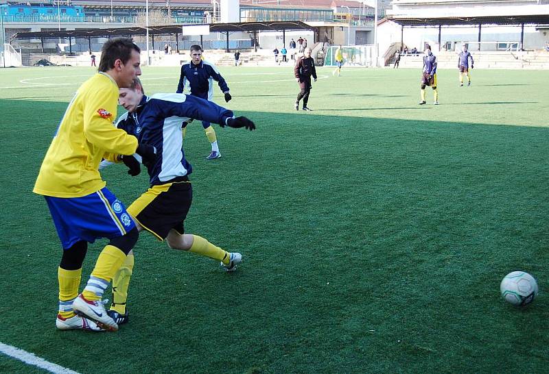 Řezníci z Děčína (v modrém) v přípravě porazili Neštěmice 2:0.