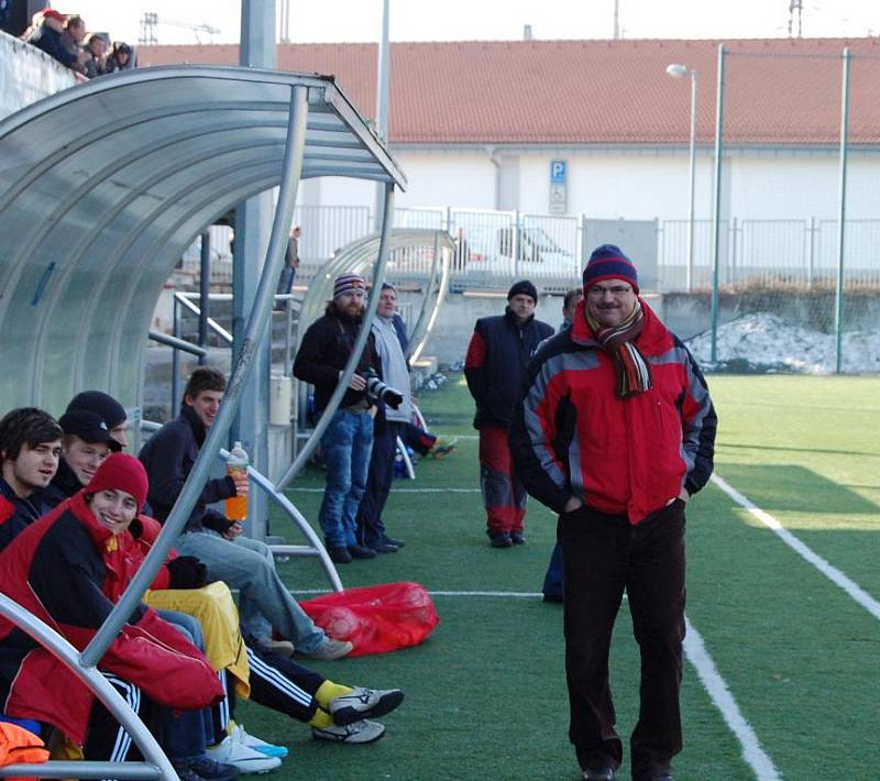 Řezníci z Děčína (v modrém) v přípravě porazili Neštěmice 2:0.