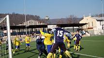 Řezníci z Děčína (v modrém) v přípravě porazili Neštěmice 2:0.