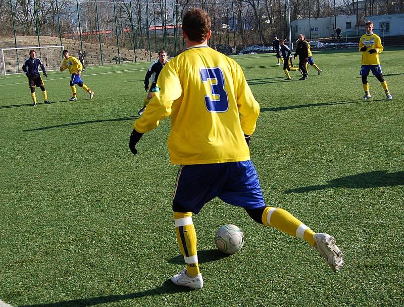 Řezníci z Děčína (v modrém) v přípravě porazili Neštěmice 2:0.