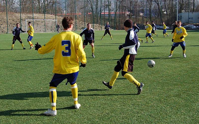 Řezníci z Děčína (v modrém) v přípravě porazili Neštěmice 2:0.