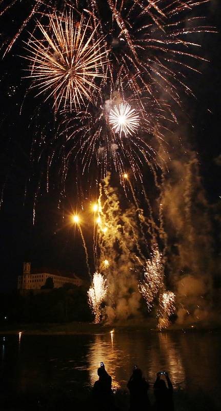 Děčínské slavnosti 2018 začaly velkolepým ohňostrojem.