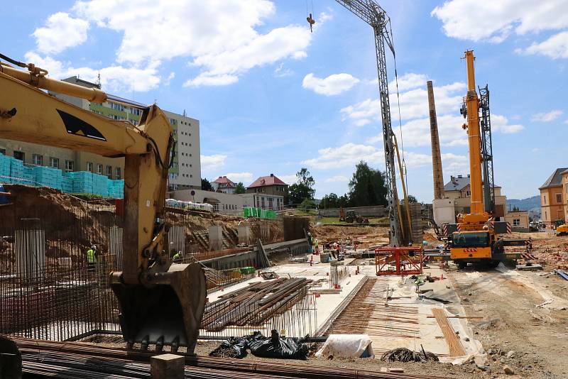 V děčínské nemocnici pokračuje dostavba nových pavilonů, další Krajská zdravotní připravuje.